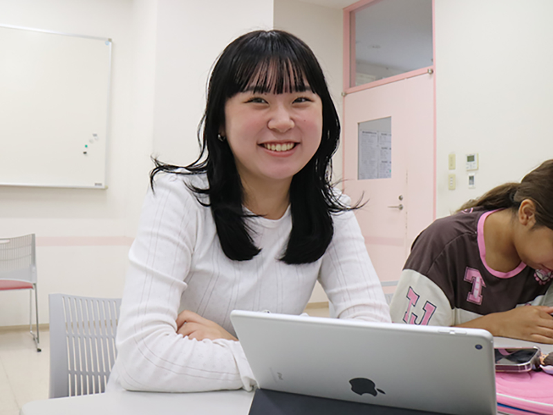 ［英語×ビジネスに興味がある高校生必見］
富岡桃さん（グローバルBiz専門職大学 グローバルビジネス学部 グローバルビジネス学科 3年生）